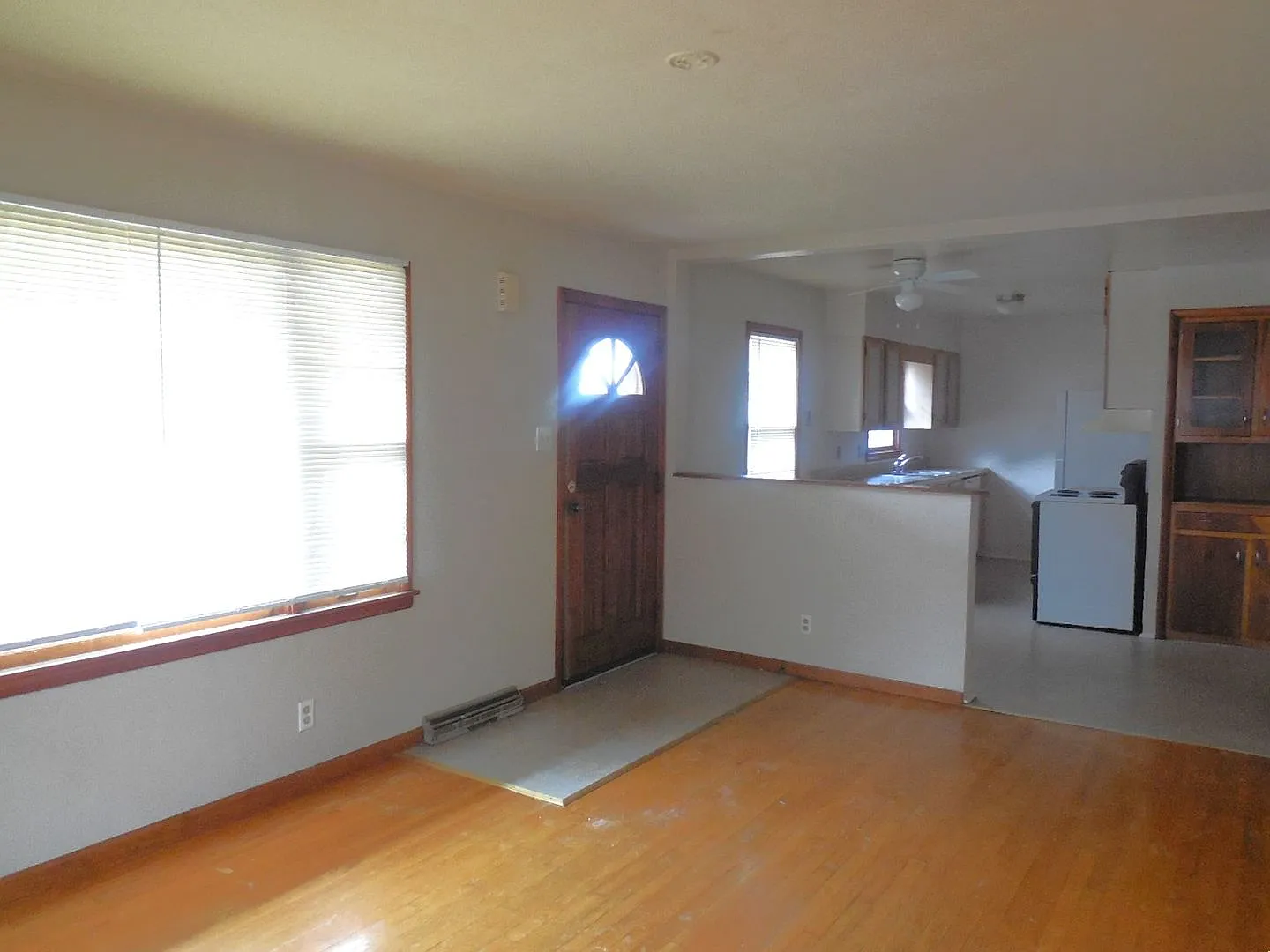 2 Bedroom Home in Edwardsville! Great Wood Floors and a Garage! — Photo 2