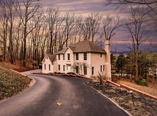 8 Oak Glen Dr, Malvern, PA 19355