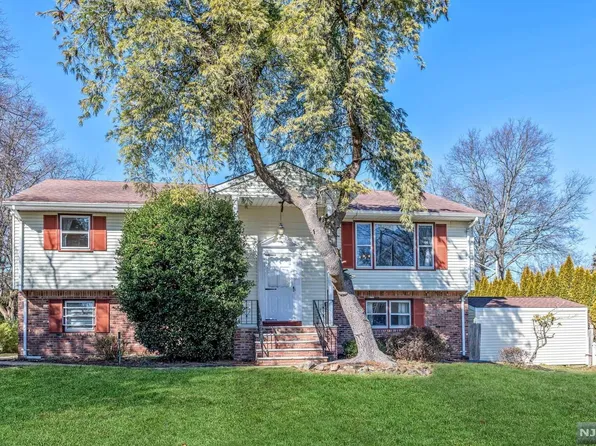 8 Dimas Ct, Harrington Park, NJ 07640