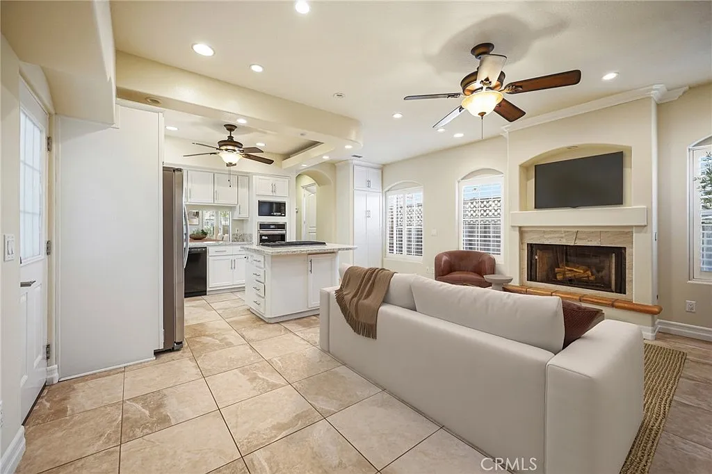 3 bed, 3.5 bath, 2564 sqft, $6,850 — Photo 3