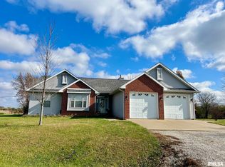 922 Centre Dr, Petersburg, IL 62675