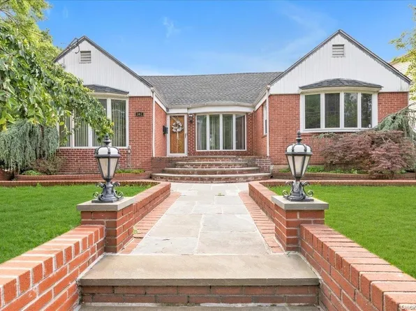 567 N Corona Avenue, Valley Stream, NY 11580