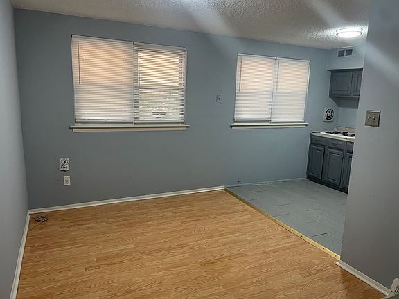2nd image of 1220 W Oxford St