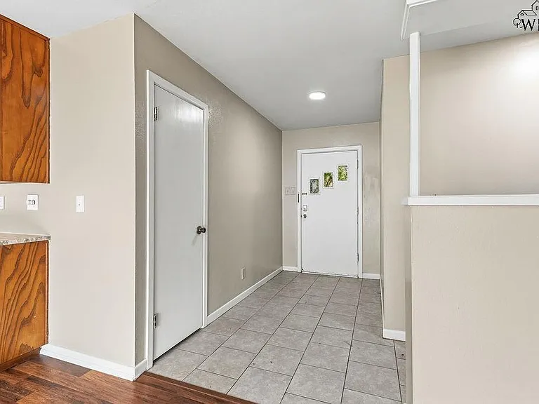 4202 Meadowbrook Dr — Photo 3