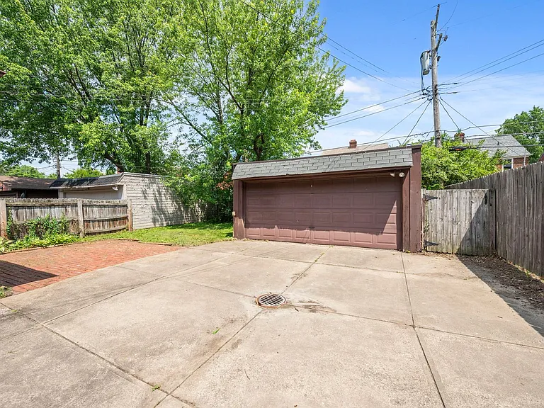 3889 Grenville Rd — Photo 33