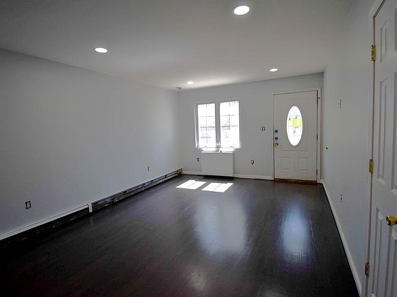 3rd image of 928 Swinton Ave #1