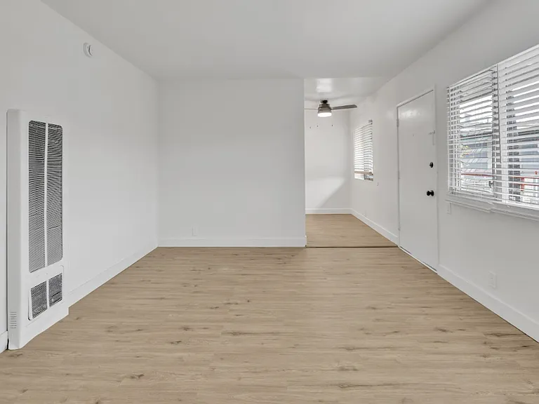 1055 Loma Ave — Photo 14