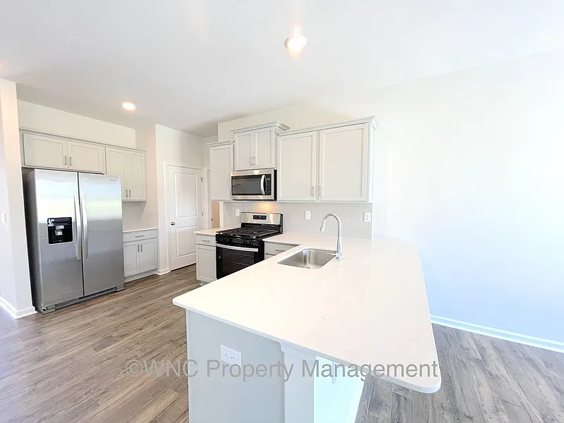 3 bed, 2.0 bath, 1350 sqft, $2,250 — Photo 4