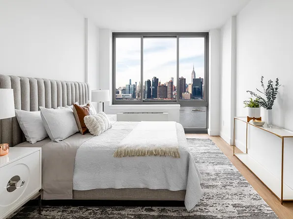 4720 Center Boulevard image 10 of 15