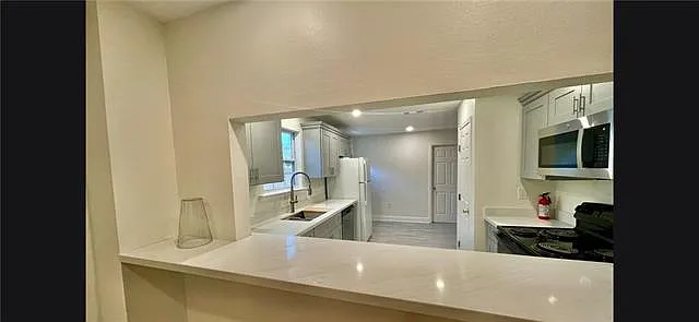 3 bed, 1.0 bath, 1604 sqft, $2,000 — Photo 3