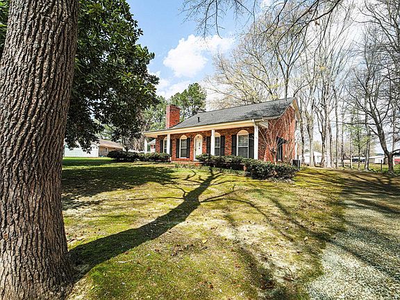 2nd image of 105 Walnut Grove Cir