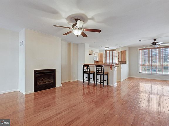 5th image of 812 Lombard St APT 14