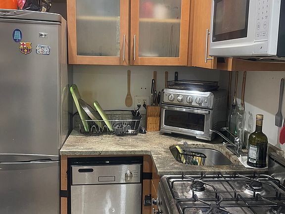 2nd image of 515 E 5th St APT 2C