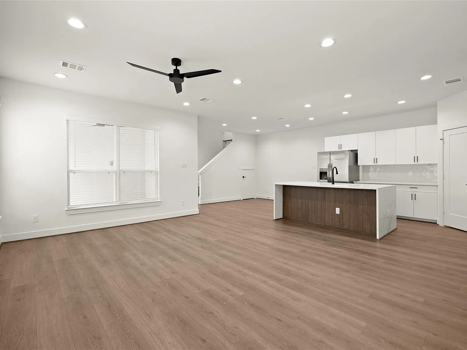 4 bed, 2.5 bath, 2001 sqft, $2,820 — Photo 4