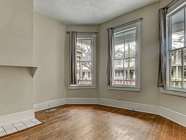 520 E Waldburg St #B — Photo 2