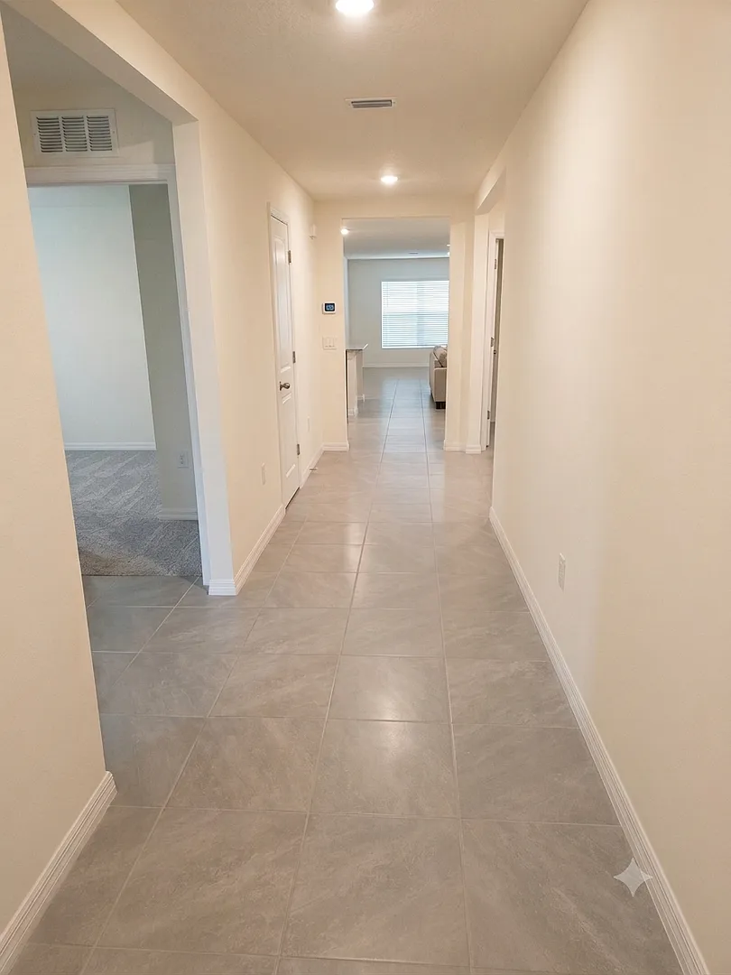 Gorgeous 4 bedroom 2 bathroom home — Photo 4