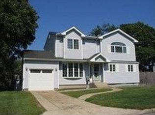 19 Franklin St, Islip, NY 11751