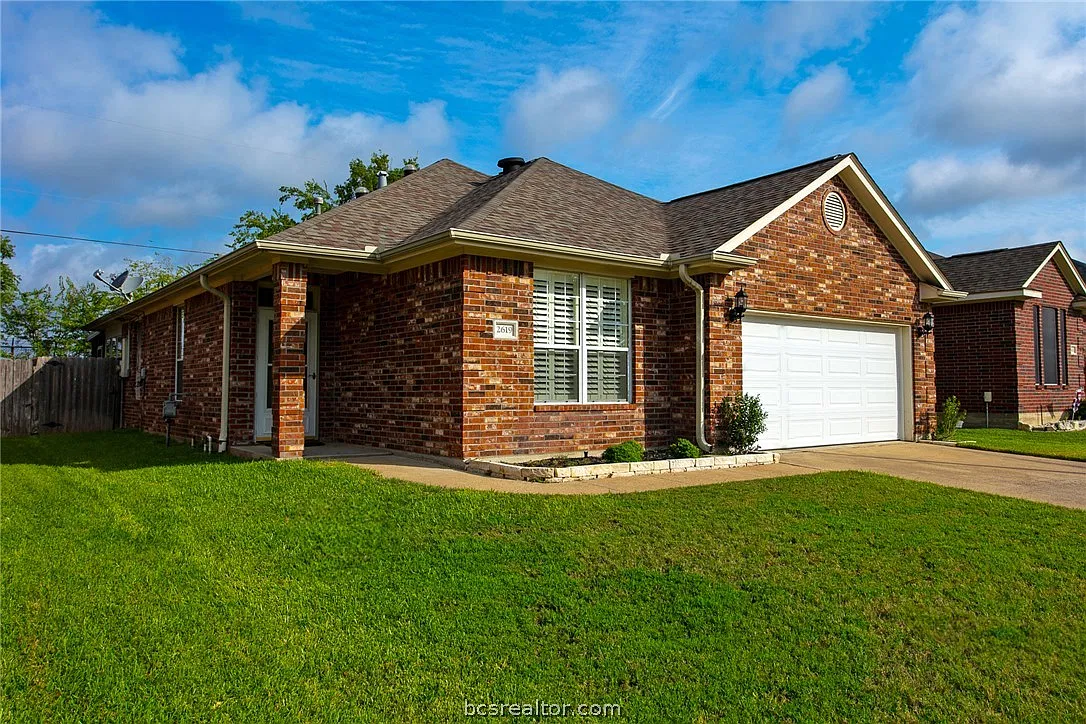 3 bed, 1570 sqft, $2,200 — Photo 2