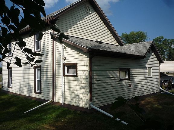 3rd image of 418 E Railroad St