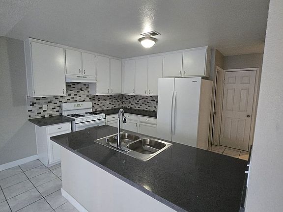 3rd image of 5615 Blue Sea St
