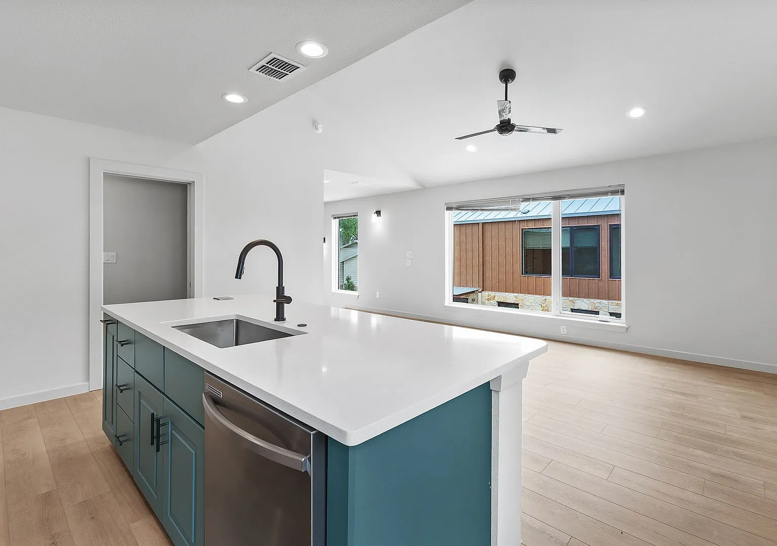 Modern Luxury in San Marcos' Premier Courtyard Community Now Leasing! — Photo 4