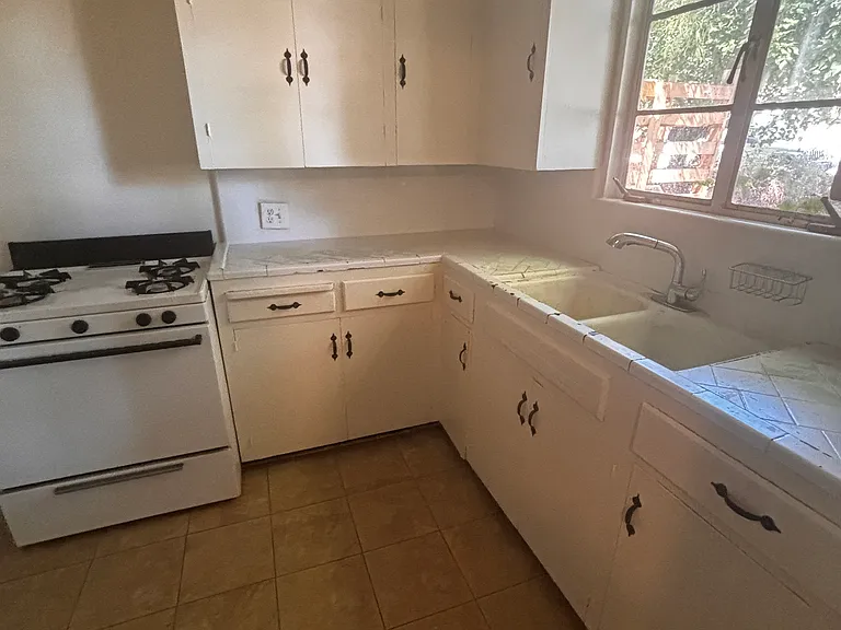 1214 S Wilson St — Photo 6