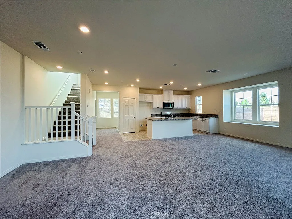5 bed, 2501 sqft, $3,800 — Photo 4