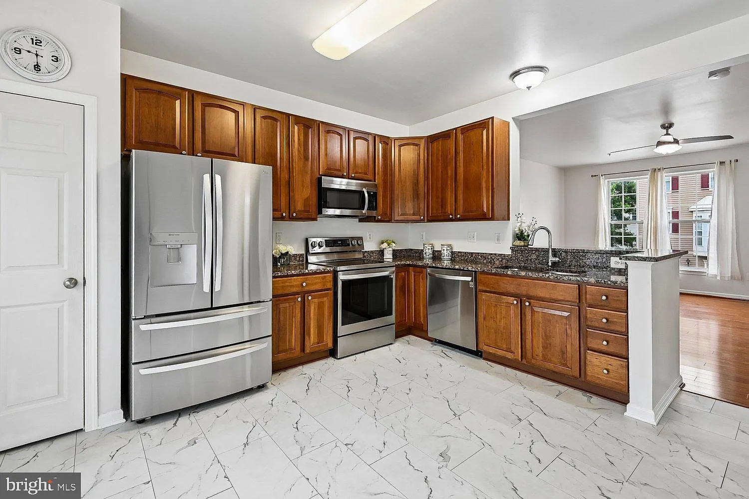3 bed, 2.5 bath, 1900 sqft, $3,000 — Photo 2
