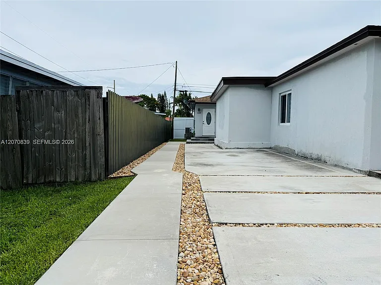 1221 SW 76th Ct — Photo 3
