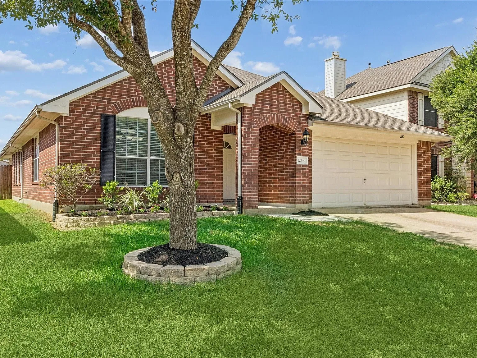 4 bed, 2.0 bath, 1949 sqft, $2,300 — Photo 2