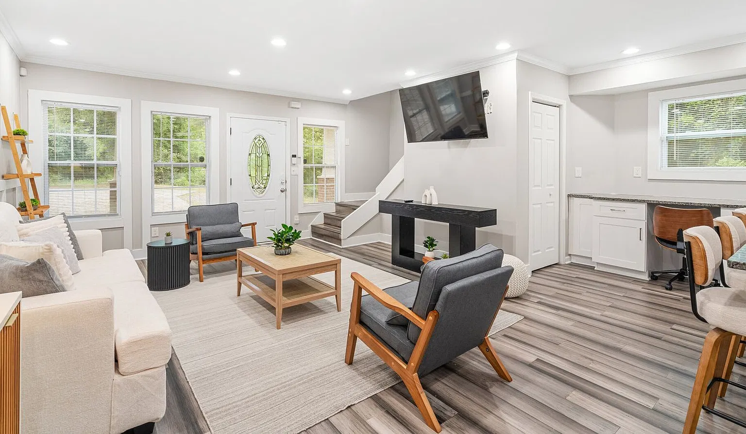 Stylish 4BR Home Near ATL Airport & Downtown — Photo 3