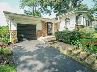 41 Pioneer Blvd, Huntington Station, NY 11746