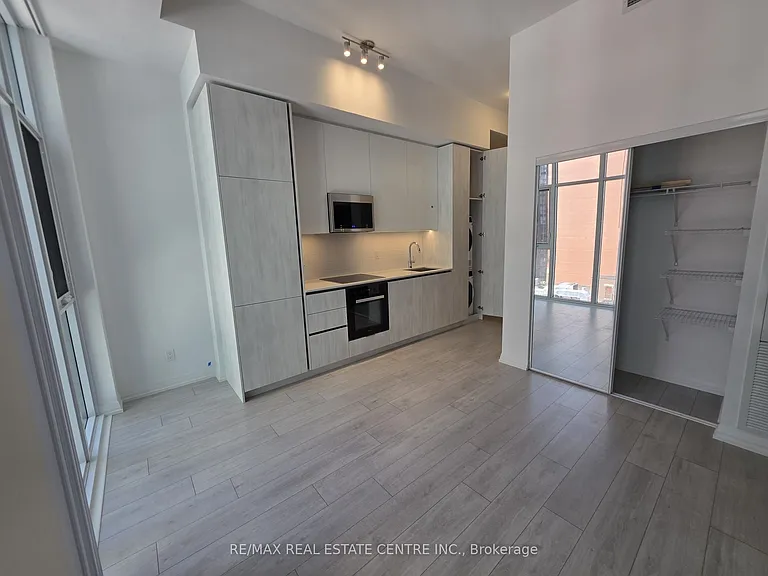 400 King St W #901 — Photo 8