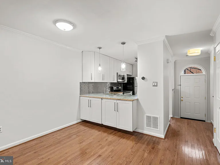 1120 S Kenwood Ave — Photo 10