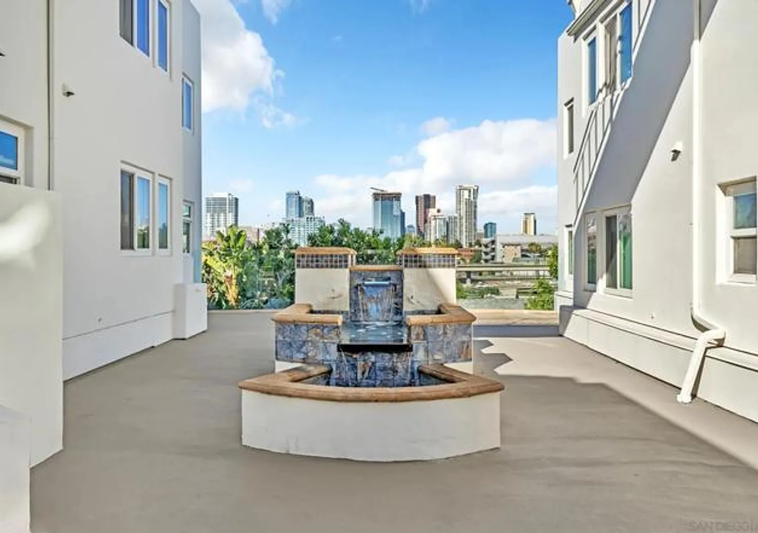 Beautiful unit with a great view of the downtown skyline! — Photo 2