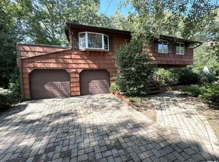 905 Blue Ridge Dr, Medford, NY 11763