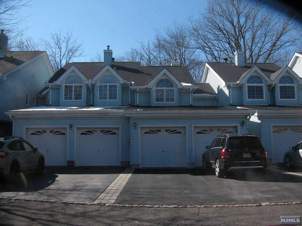 1st image of 8 Foxwood Sq S