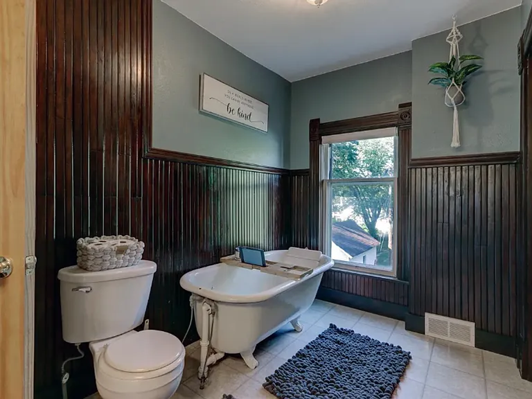 511 W Wisconsin St — Photo 36