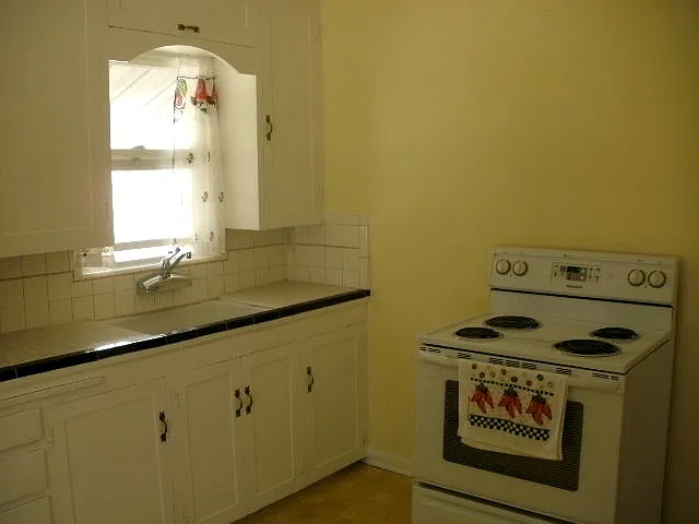 216 E Rosewood Ave — Photo 2