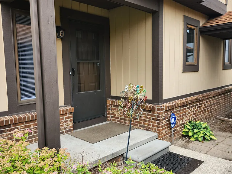 1146 Country Creek Ln — Photo 2