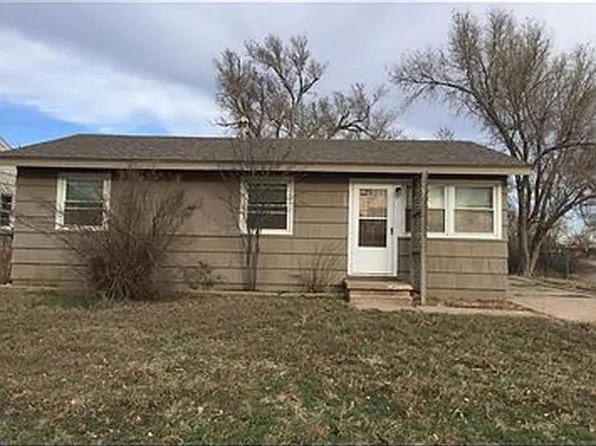 300 1st St, Lakin, KS 67860