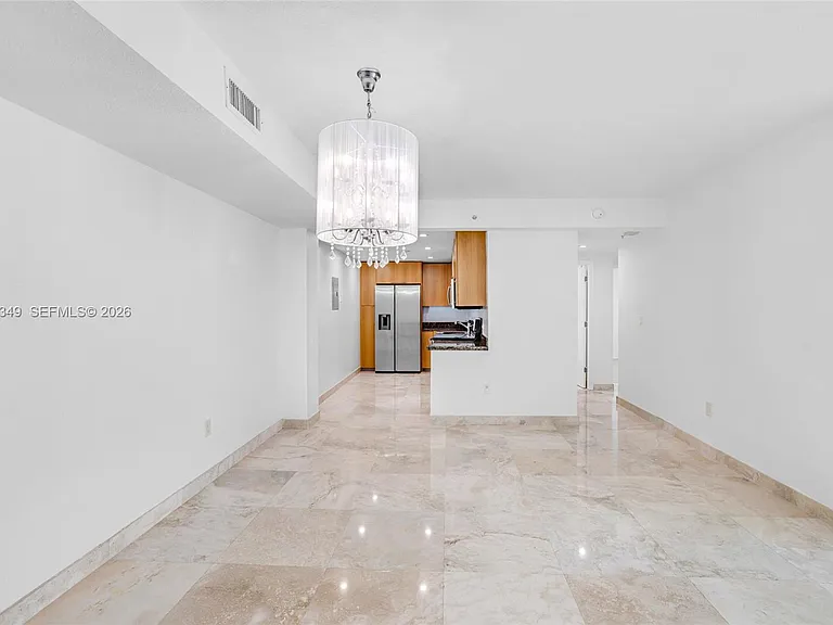 7501 E Treasure Dr #7M — Photo 3