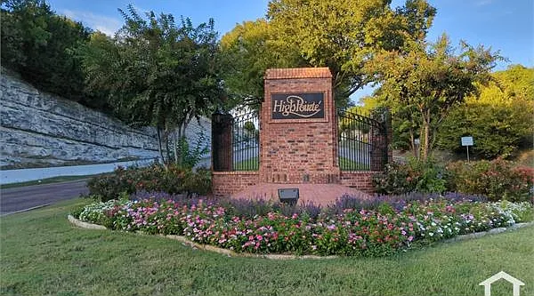4 bed, 1952 sqft, $3,430 — Photo 2