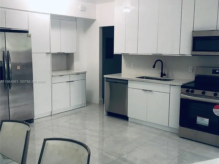 10185 Collins Ave #209 — Photo 4