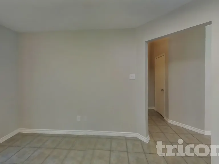 233 Amherst Dr — Photo 5
