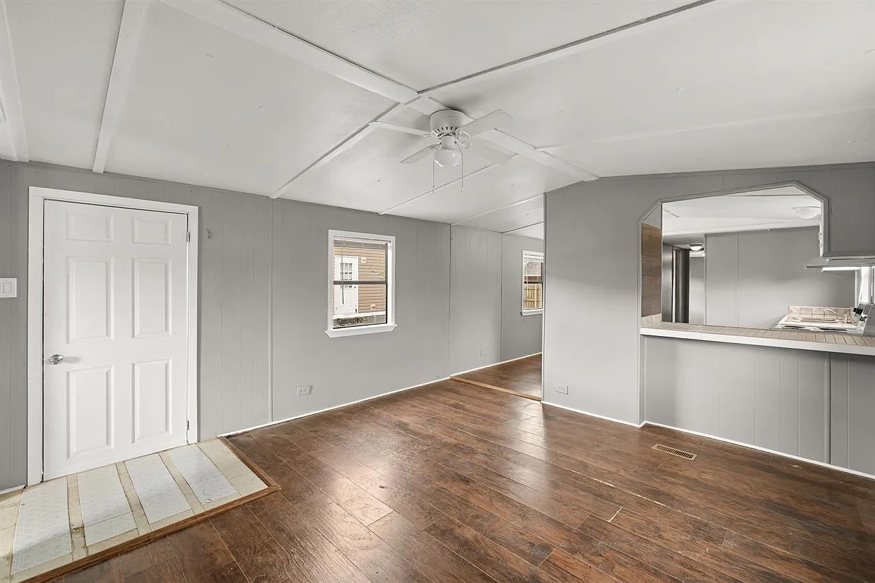 2 bed, $910 — Photo 4