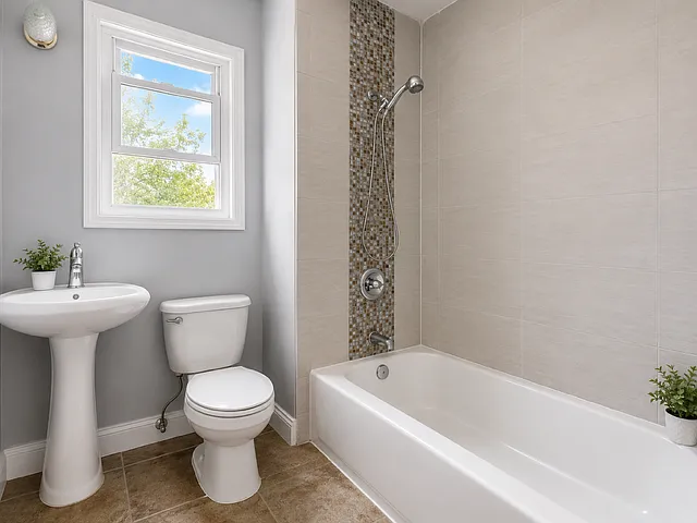 67 Clerk St #2 — Photo 4