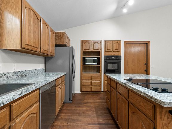 4th image of 2085 Evergreen Ln