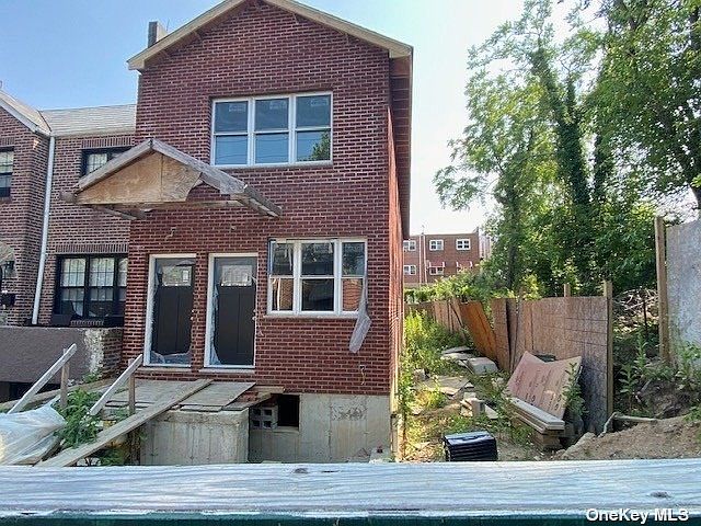 2nd image of 946 E 230th St