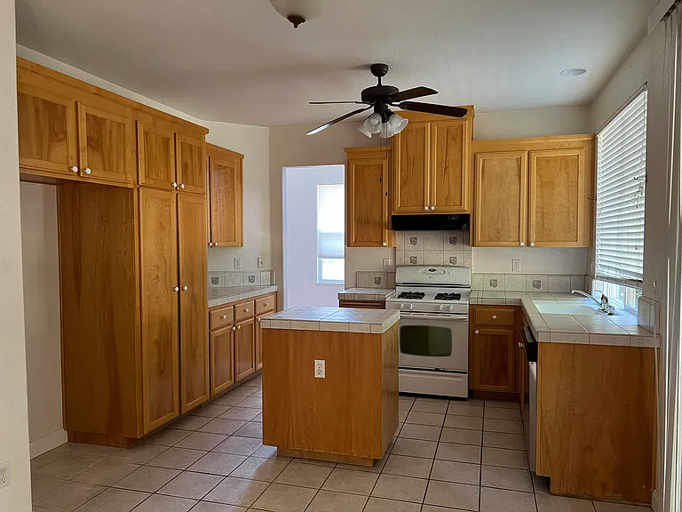 723 Sunlight Dr — Photo 3